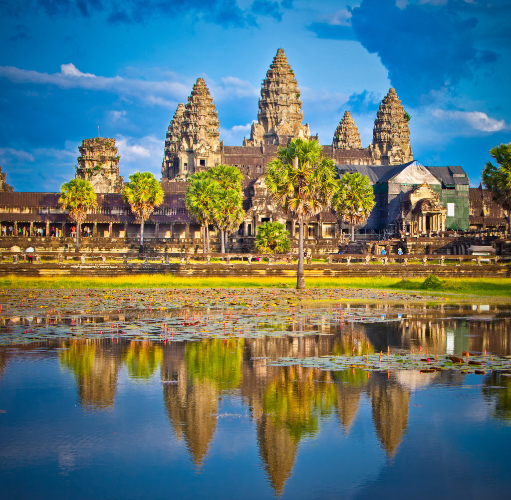 famous-angkor-wat-temple-complex-in-sunset-cambodia-viajes-a-la-medida